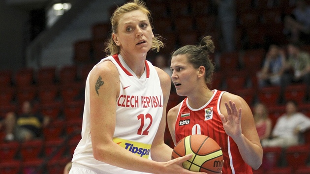 �eská basketbalistka Petra Reisingerová (vlevo) a Dora Hontiová z Ma�arska. 