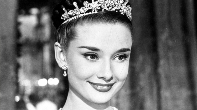 V roce 1953 okouzlila Audrey Hepburnov v romantickm filmu Przdniny v m svm vzhledem princezny, ke ktermu pispla i tiara.