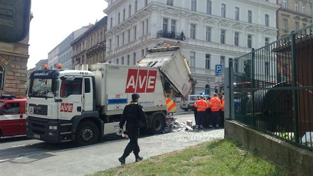 Popeli neastnou nhodou vysypali s kontejnerem na papr i spcho bezdomovce.