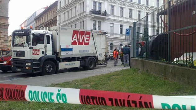 Popeli neastnou nhodou vysypali s kontejnerem na papr i spcho bezdomovce.