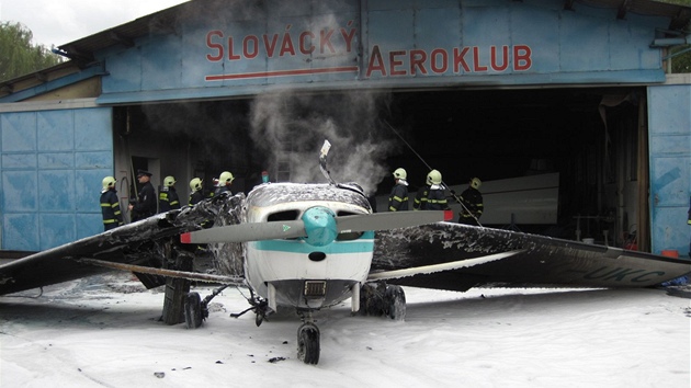 Cessna, kterou na letiti aeroklubu v Kunovicch zniil por. Ohe poplil mechanika.