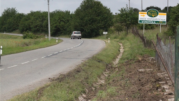 NEBEZPEN ZATKA. Zatka ped Hlukem, ve kter idii pravideln havaruj. Na snmku jsou patrn stopy kol po autech, kter v tchto mstech vyltla za silnice a ponien plot, do kterho asto narej.