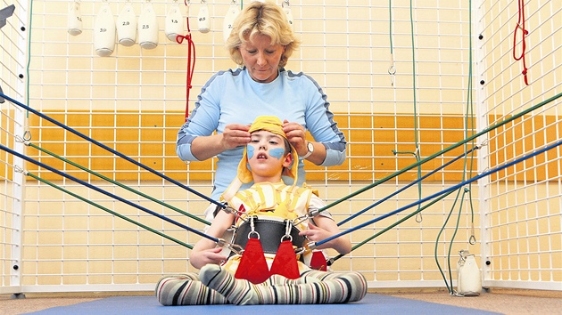 Americk fyzioterapeutka Isabela Koscielny pedvd na malm Davidovi spnou metodu lby.