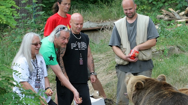 Členové legendární kapely Uriah Heep se spolu s festivalem Metalfest stali patrony medvědů Elišky a Honzíka v plzeňské zoo.