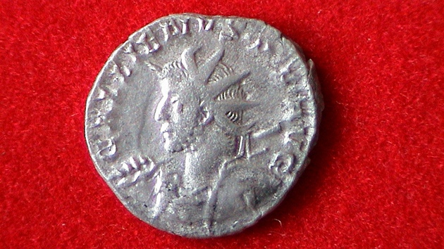 Stříbrná mince vyražená ve francouzském Lyonu, kterou našli archeologové při vykopávkách na místě někdejšího římského tábora v olomoucké čtvrti Neředín.