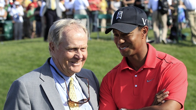 DV LEGENDY. Jack Nicklaus (vlevo) a Tiger Woods, oba vyhráli 73 turnaj.