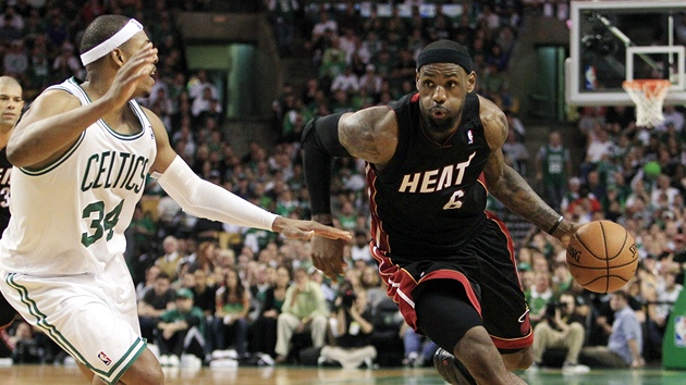 ERNOBÍLÝ SVT. LeBron James z Miami obchází Paula Pierce z Bostonu,