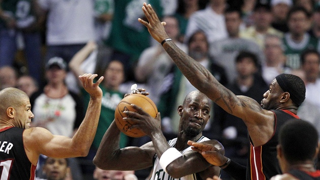 Kevin Garnett z Bostonu Celtics hledá cestu ke koi Miami kolem Shanea Battiera