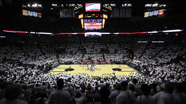 PIPRAVENO KE HE. Úvodní rozskok zápasu San Antonio - Oklahoma City.