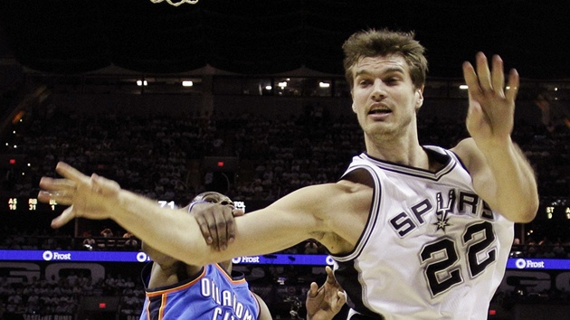 Tiago Splitter ze San Antonia je faulován Kevinem Durantem z Oklahoma City.