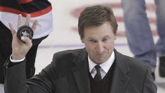 CHVÍLE PRO LEGENDU. Wayne Gretzky, který za LA hrával, provedl slavnostní buly