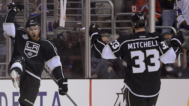 Jeff Carter (vlevo) a Willie Mitchell z Los Angeles Kings se radují z trefy