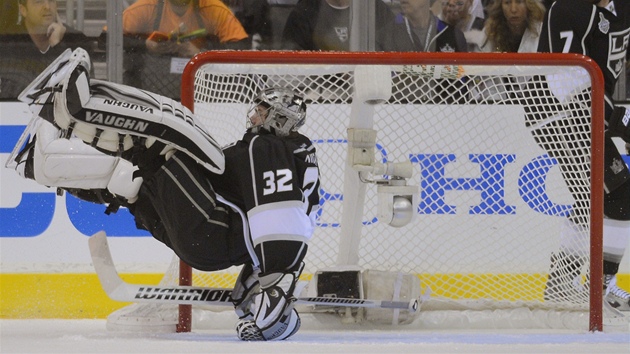 RYCHLÍK NA LEDU. Johathan Quick, branká Los Angeles Kings, se ocitl v