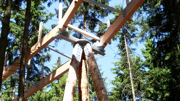 Vstavba stezky korunami strom na Kramoln u Lipna nad Vltavou, detail devn lvky