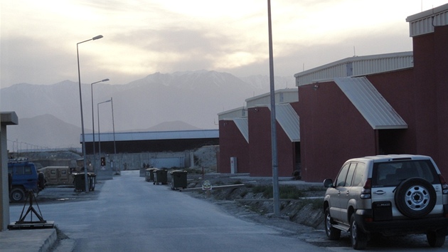 I horizont za základnou KAIA lemují vysoké hory (28. kvtna 2012)