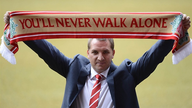 NOVÝ KOU�. Po Kennym Dalglishovi p�evzal fotbalisty Liverpoolu
