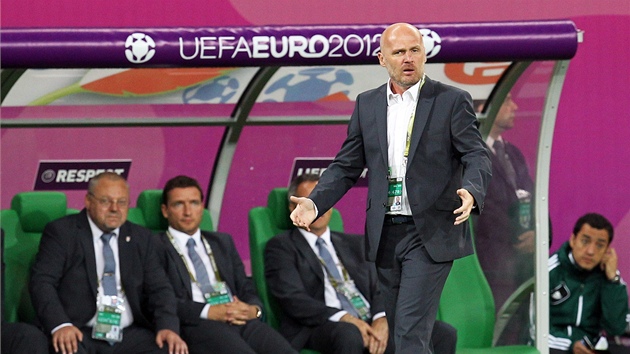 NO TAK, VZPAMATUJTE SE! Kou� Michal Bílek b�hem nepovedeného utkání s Ruskem.