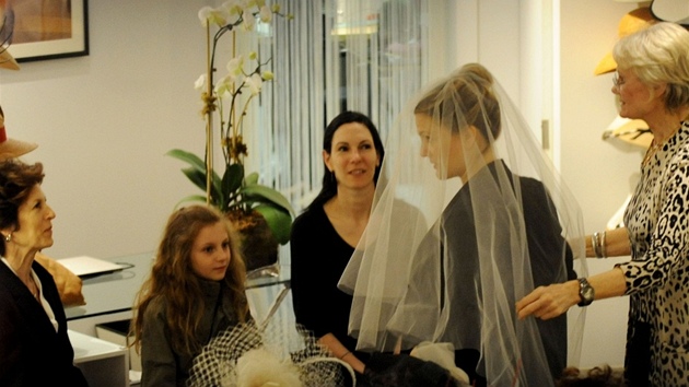 Drew Barrymore pi zkouce ve svatebním salonu (kvten 2012)