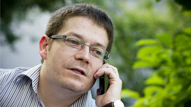 Patrik Nacher telefonuje Ann Pytlíkové a sdluje jí radostnou zprávu.