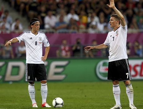 Opory nmeckého týmu Mesut Özil (vlevo) a Bastien Schweinsteiger