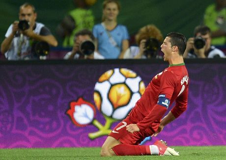 DÁ GÓL? Cristiano Ronaldo z Portugalska je favoritem sázka v semifinále proti panlsku. Podle nich dá gól, ale stejn postoupí panlé.