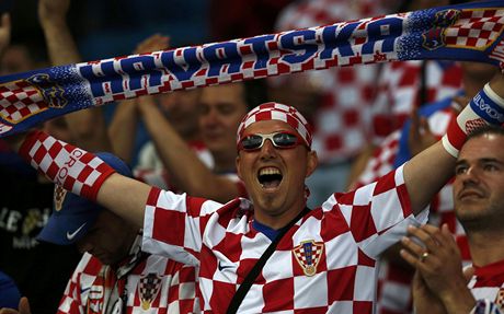 Chorvattí fanouci povzbuzují svj tým v utkání proti Irsku.
