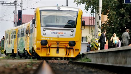 Olomoucký kraj jedná s eskými drahami o tom, aby na ztrátové trati jezdily místo zastaralých motorových vlak modernjí a pedevím úspornjí Regionovy, ím by se ron uetily miliony korun.