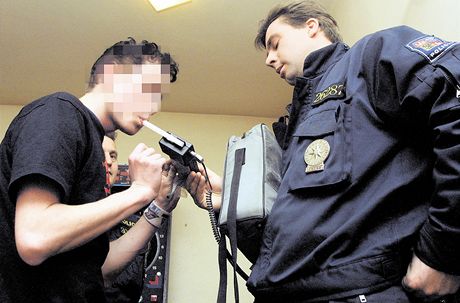 Policisté o prázdninách zvýí poet kontrol pohostinství, zda mladým nenalévají alkohol. (ilustraní snímek)