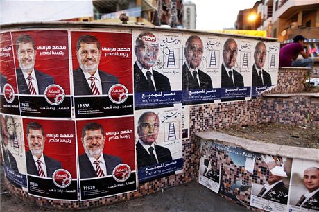 Volební plakáty Muhammada Mursího (na erveném podkladu) a Ahmada afíka (na