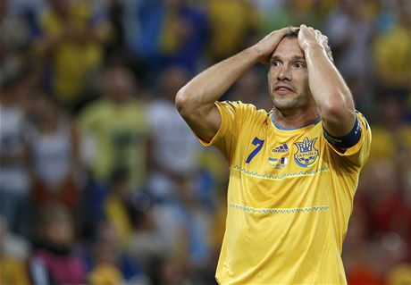 ZRANNÝ. Ukrajinský kapitán Andrej evenko dost moná pijde o zápas s Anglií.