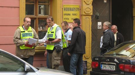 Policisté vyslýchají svdky a zajiují stopy ve zlatnictví v Sedlákov ulici,