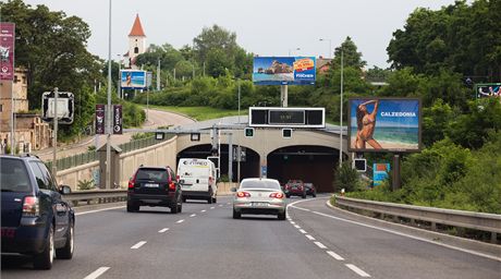 Billboardy odvádjí pozornost ofér od ízení i na Mstském okruhu.
