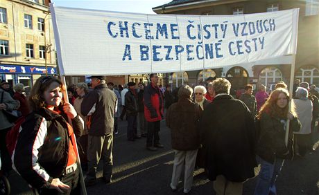 V roce 2007 obyvatelé Kraslic demonstrovali proti zámru otevít hraniní