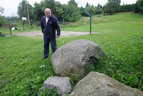 Jaroslav Tomík ze Sokolova u kamen, které blokovaly pístupovou cestu na jeho