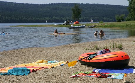 V nkterých pírodních nádrích v esku se kvalita vody zhoruje, na snímku Lipno, kde je vak voda velmi istá a vhodná ke koupání.