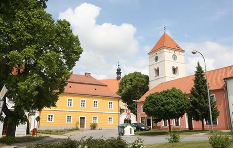 Pohled na kostel a faru v Rouchovanech.