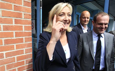 éfka krajn pravicové Národní fronty Marine Le Penová a její pítel Louis Aliot.