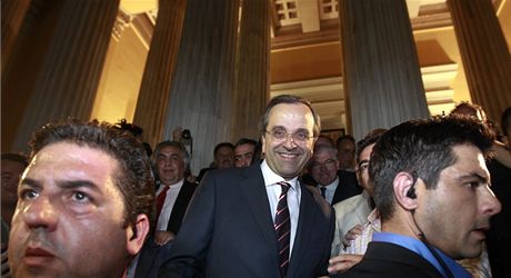 Lídr Nové demokracie Antonis Samaras má radost z úspchu své konzervativní