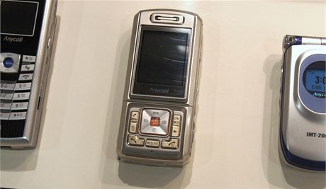 Muzeum Samsung - SPH-S2300, prvn fotomobil s 3Mpx rozlienm a trojnsobnm
