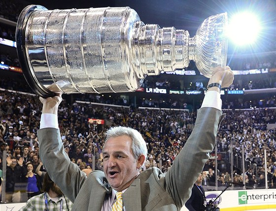 Stanleyv pohár pozvedl také kou vítz z Los Angeles Darryl Sutter. 