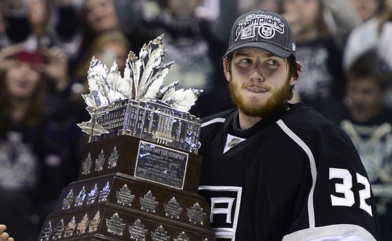 Branká Los Angeles Jonathan Quick s trofejí pro nejuitenjího hráe...