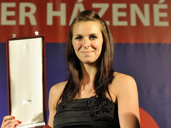Iveta Luzumová pevzala v Pardubicích cenu pro nejlepí házenkáku roku 2011.