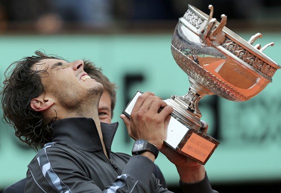 VÍTZ. panl Rafael Nadal posedmé ovládl tenisové Roland Garros. Pekonal tak