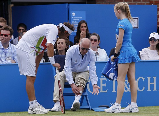 CO S TÍM MÁTE? Argentinský tenista David Nalbandian kontroluje zranní árového