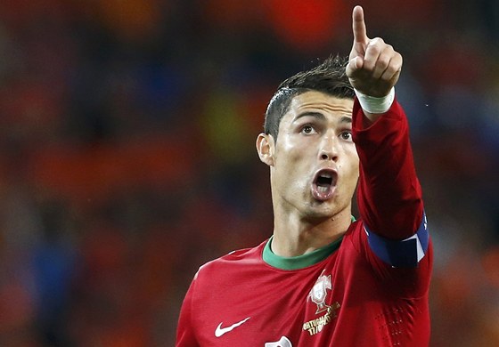 PODÍVEJ! Portugalský fotbalista Cristiano Ronaldo ukazuje smrem k nebi v