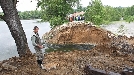 Vodu z rybníka Dolní Kladiny vypoutli provizorn vytvoeným otvorem.