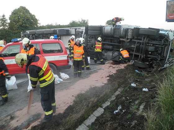 Na 173. kilometru dálnice D1 na Prahu havaroval v pondělí brzy ráno kamion.