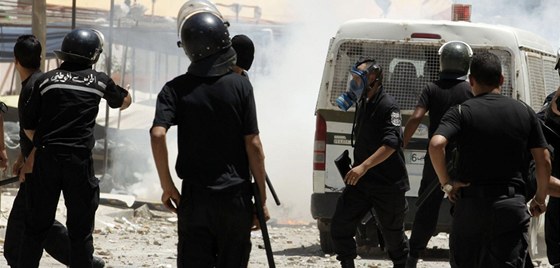 Tuniská policie bhem nepokoj v hlavním mst. (12. ervna)