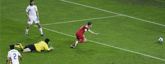 Nihat Kahveci pekonává Petra echa, v tu chvíli v zápase na Euro 2008 je stav 2:2.