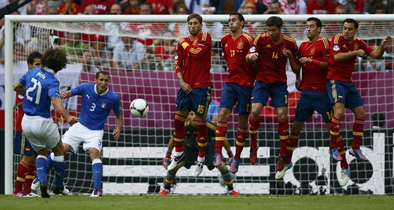 Italský záložník Pirlo (21) střílí na španělskou branku z přímého kopu; souboj Španělsko - Itálie skončil v základní skupině mistrovství Evropy 1:1.